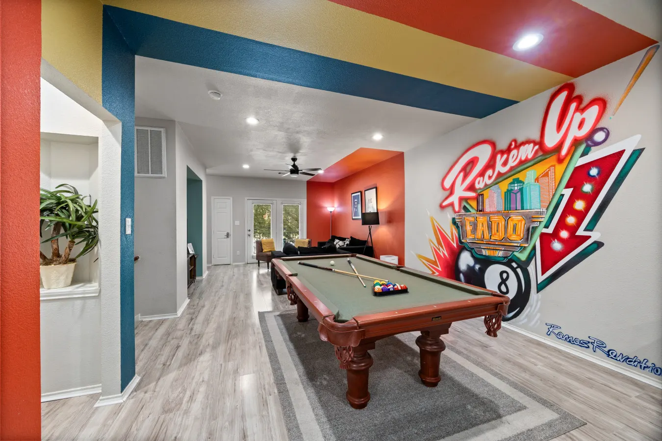 EaDo Houston 3BR Townhome Pool Table, Walk to Stadiums, Sleeps 10 14
