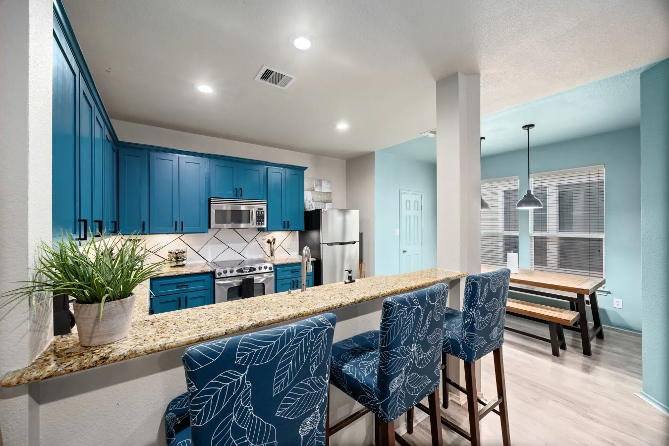 EaDo Houston 3BR Townhome Pool Table, Walk to Stadiums, Sleeps 10 15