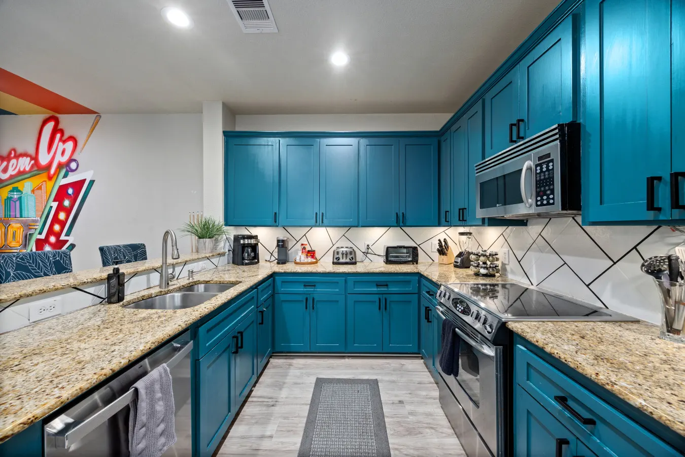 EaDo Houston 3BR Townhome Pool Table, Walk to Stadiums, Sleeps 10 18