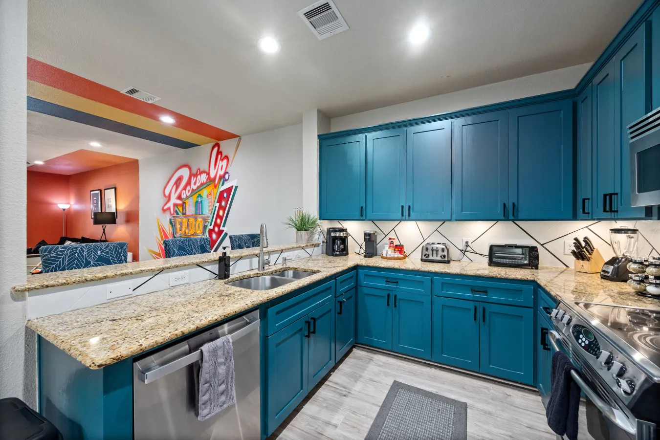EaDo Houston 3BR Townhome Pool Table, Walk to Stadiums, Sleeps 10 19