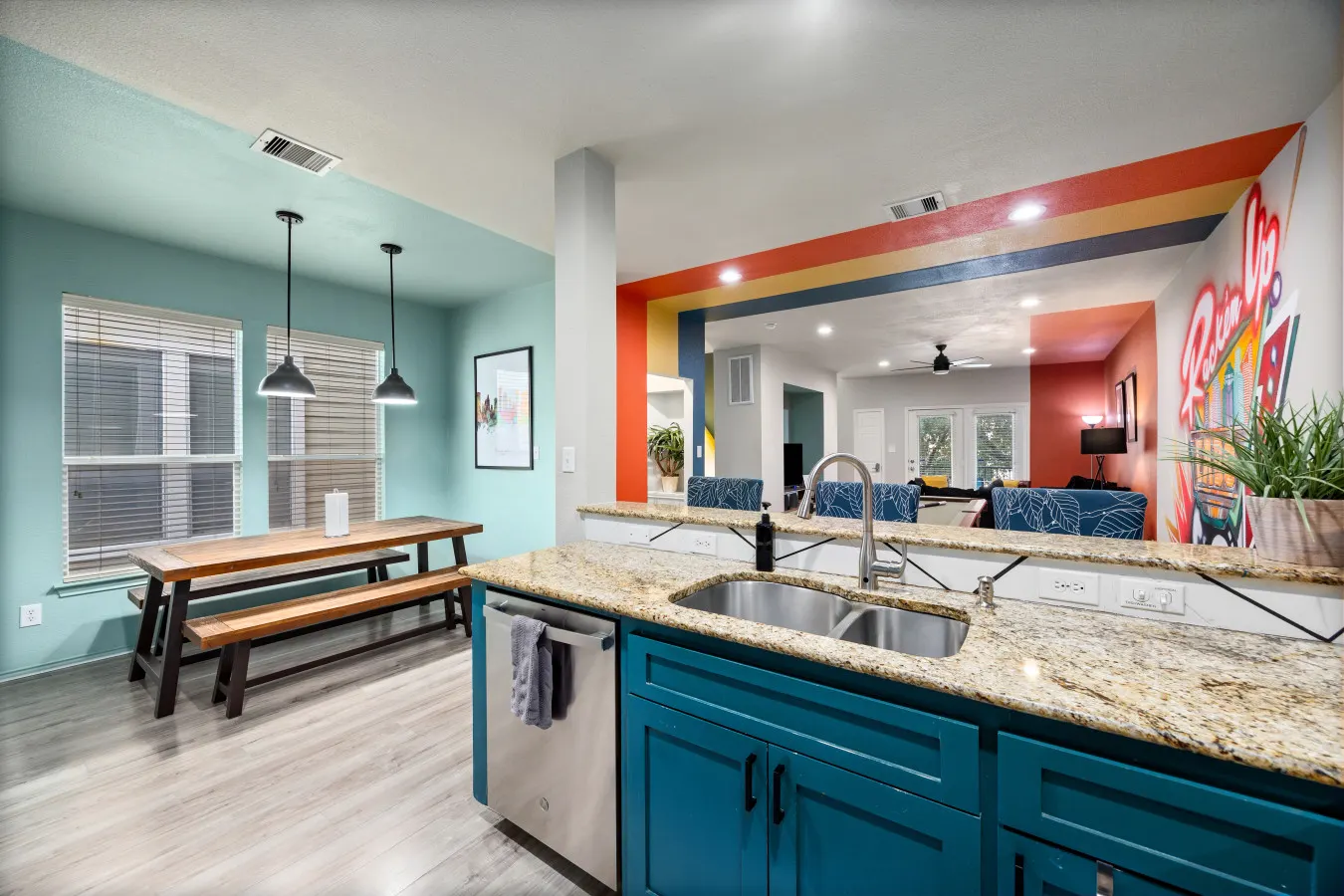 EaDo Houston 3BR Townhome Pool Table, Walk to Stadiums, Sleeps 10 20