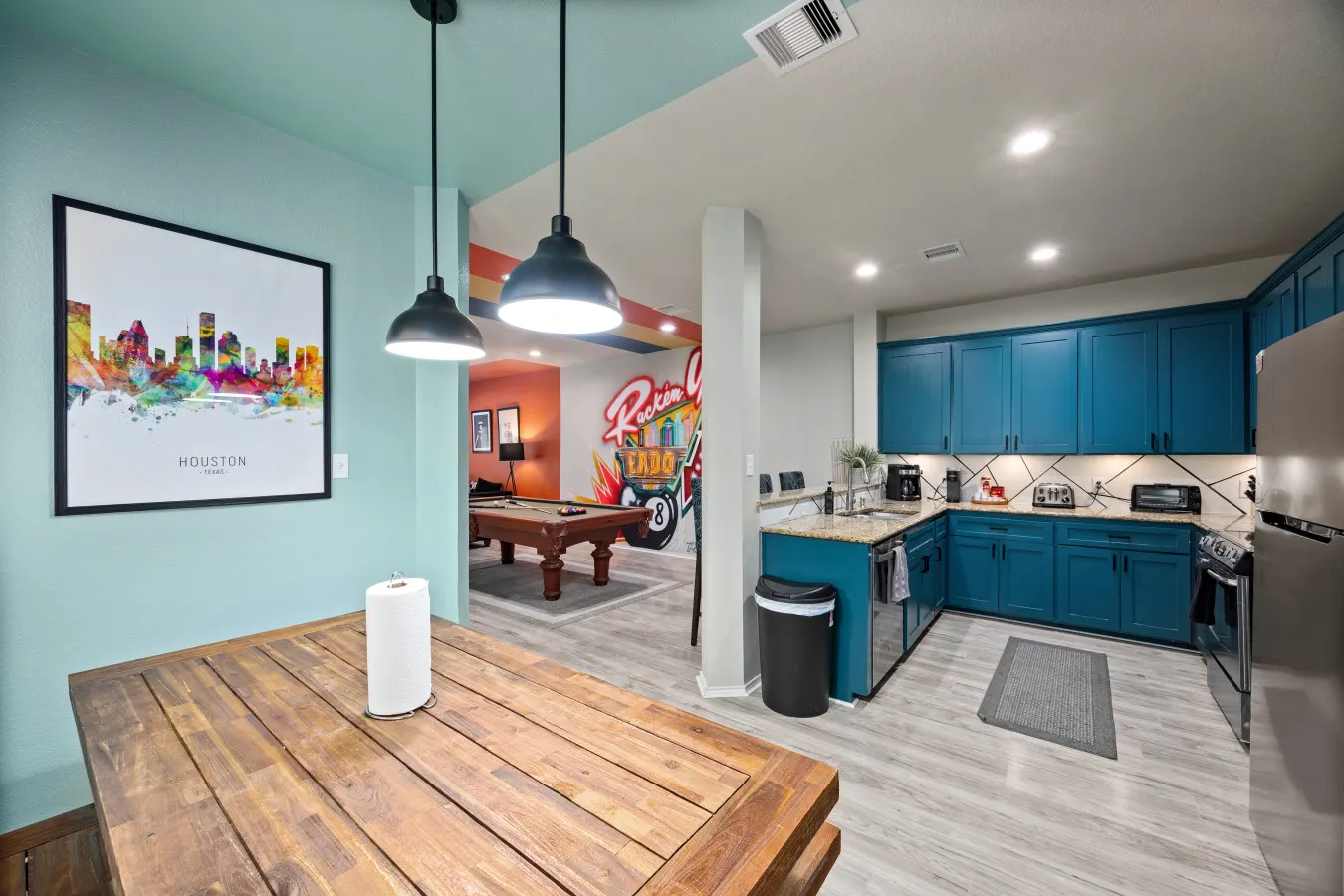 EaDo Houston 3BR Townhome | Pool Table, Walk to Stadiums, Sleeps 10 — foto 3