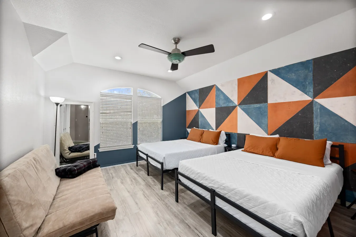 EaDo Houston 3BR Townhome | Pool Table, Walk to Stadiums, Sleeps 10 — foto 4