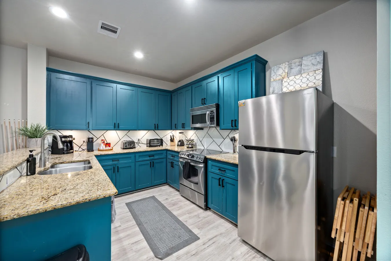EaDo Houston 3BR Townhome | Pool Table, Walk to Stadiums, Sleeps 10 — foto 5