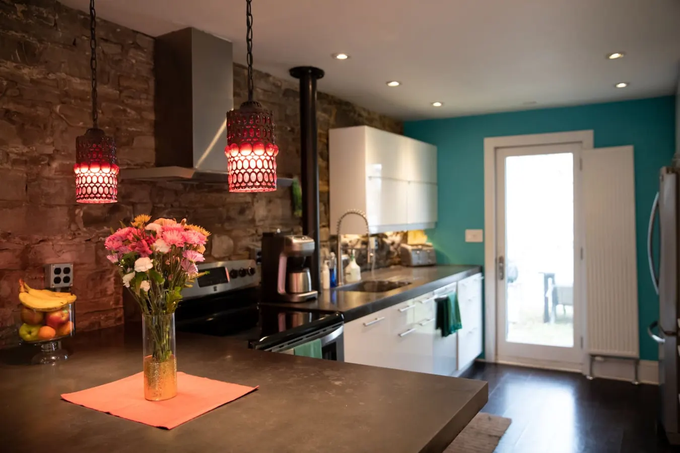 Spacious Historic Downtown Stableman's House Loft 20