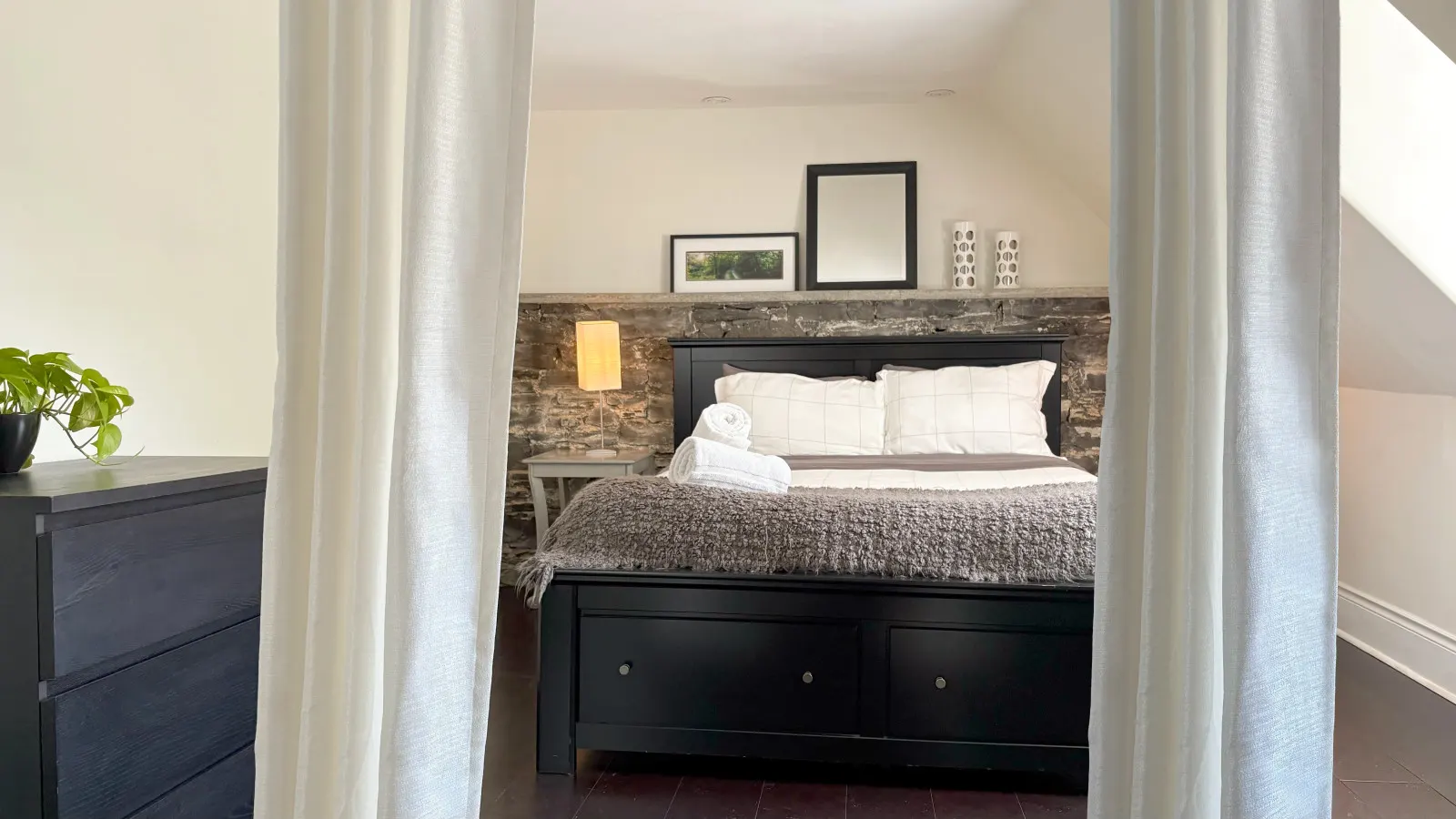 Spacious Historic Downtown Stableman's House Loft 3