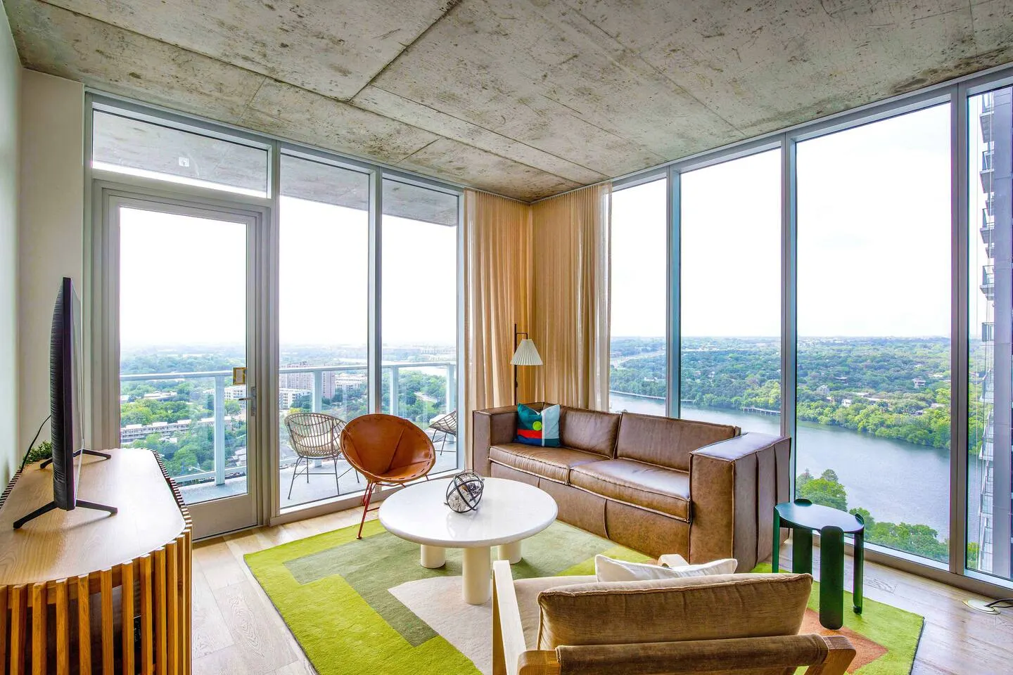 Luxury Condo Walk to Rainey St & Lake, Pool & Gym