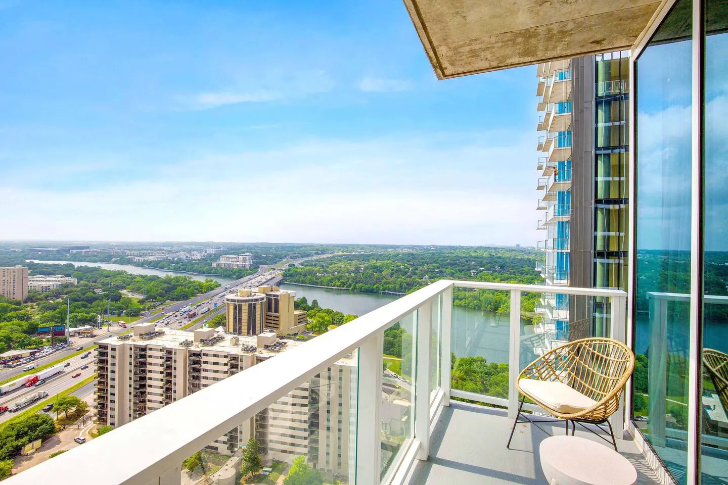 Luxury Condo Walk to Rainey St & Lake, Pool & Gym — photo 2