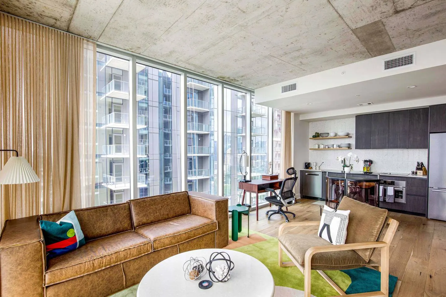 Luxury Condo Walk to Rainey St & Lake, Pool & Gym 10
