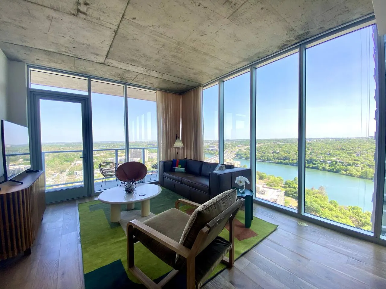 Luxury Condo Walk to Rainey St & Lake, Pool & Gym 14