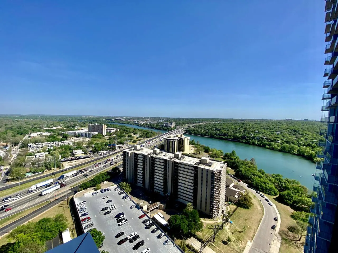 Luxury Condo Walk to Rainey St & Lake, Pool & Gym 15