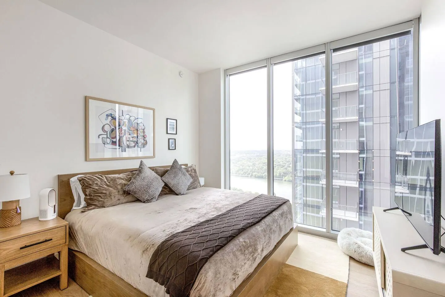 Luxury Condo Walk to Rainey St & Lake, Pool & Gym 16