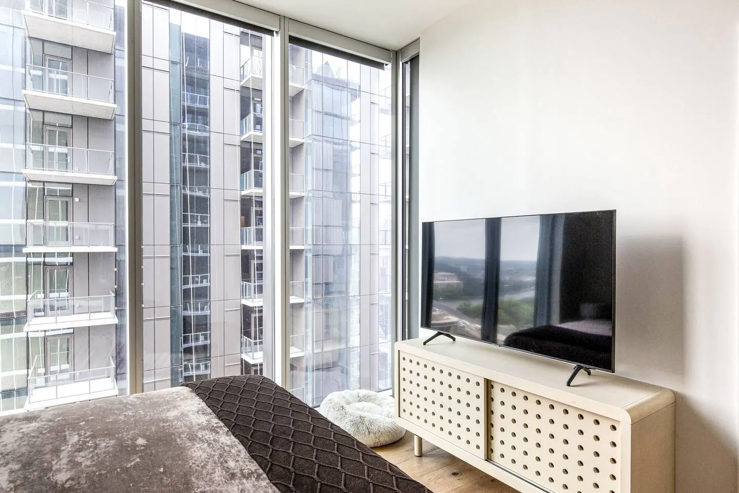 Luxury Condo Walk to Rainey St & Lake, Pool & Gym 17