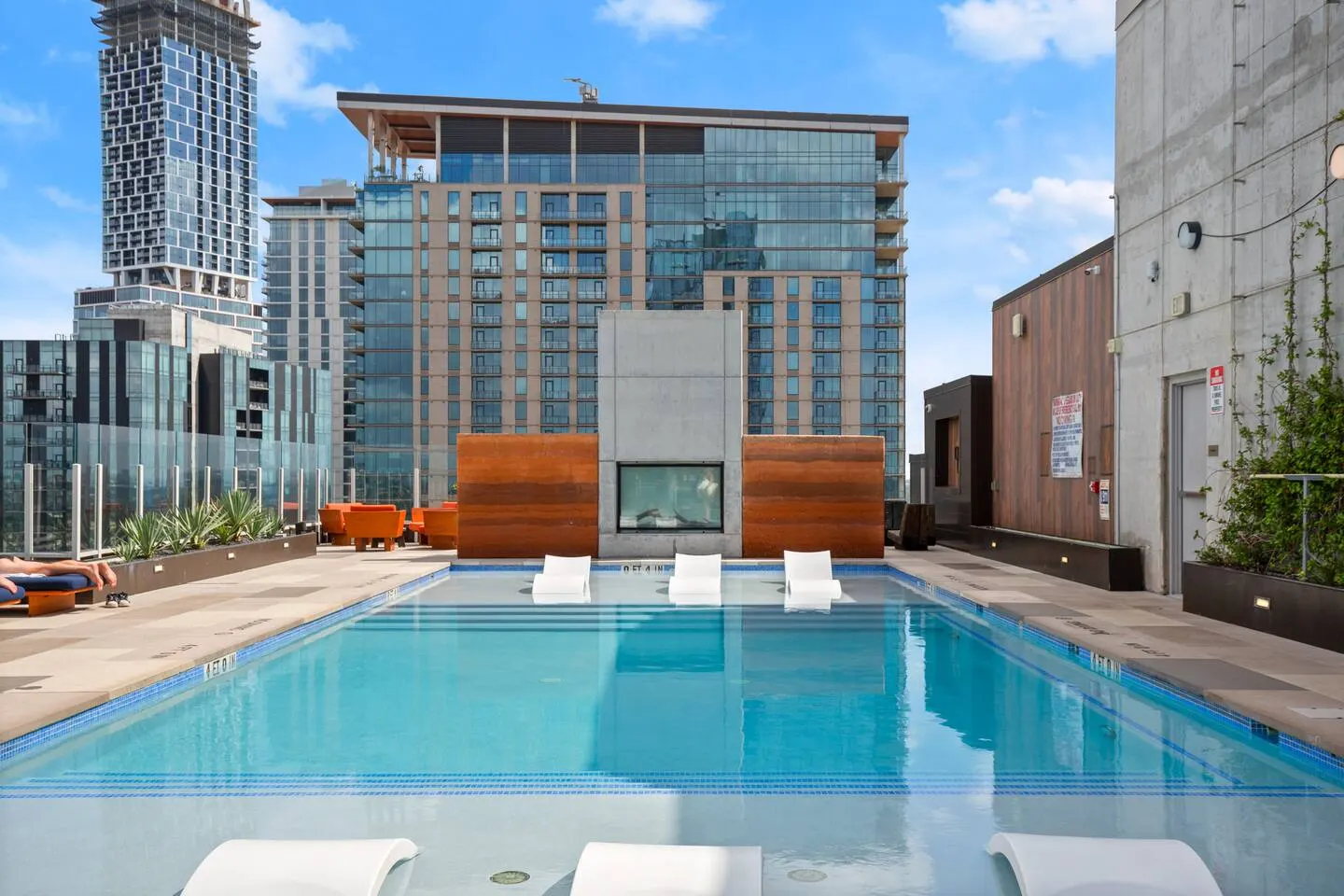 Luxury Condo Walk to Rainey St & Lake, Pool & Gym — photo 3