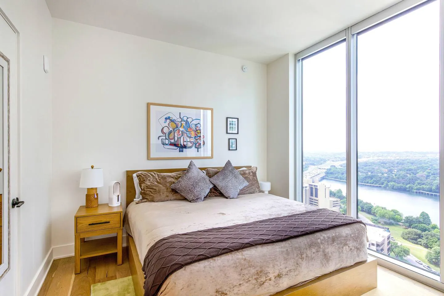 Luxury Condo Walk to Rainey St & Lake, Pool & Gym — photo 5