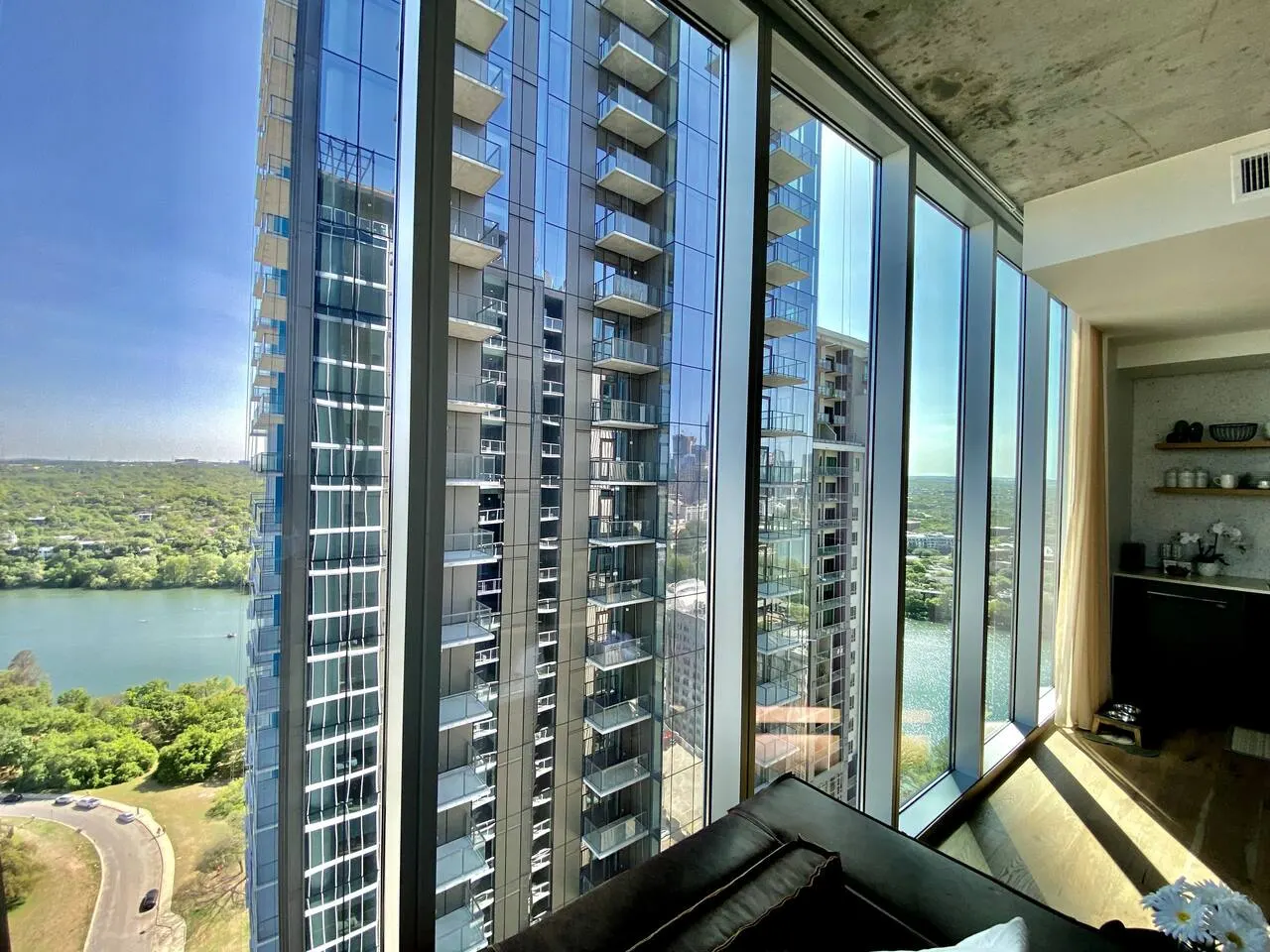 Luxury Condo Walk to Rainey St & Lake, Pool & Gym 6