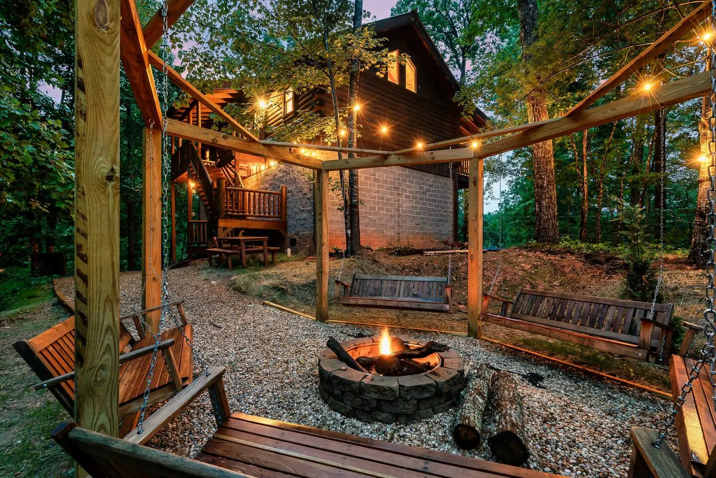 Luxury Cabin • 4 King Beds • Jacuzzi in Each Room — photo 2