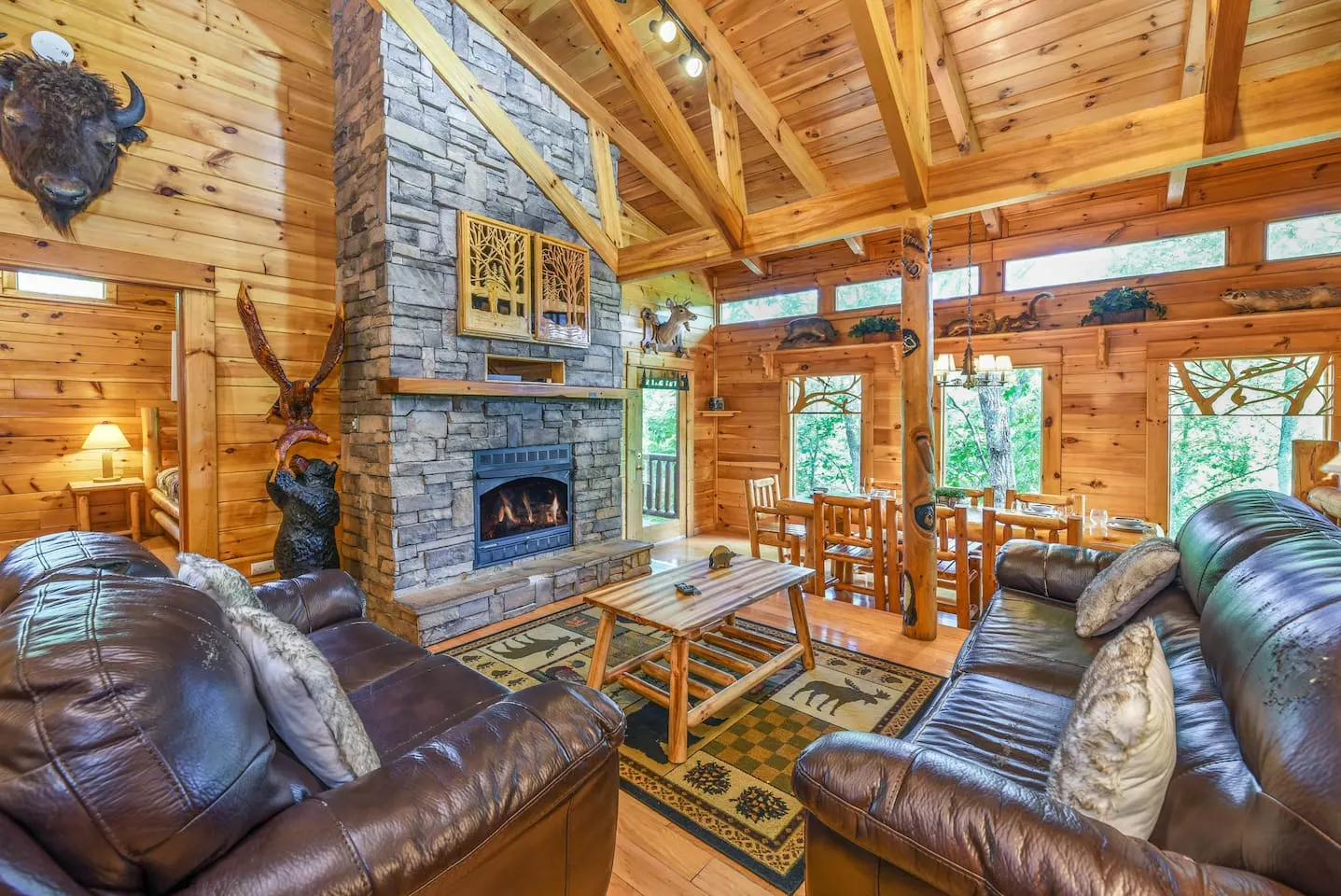 Luxury Cabin 4 King Beds Jacuzzi in Each Room 10