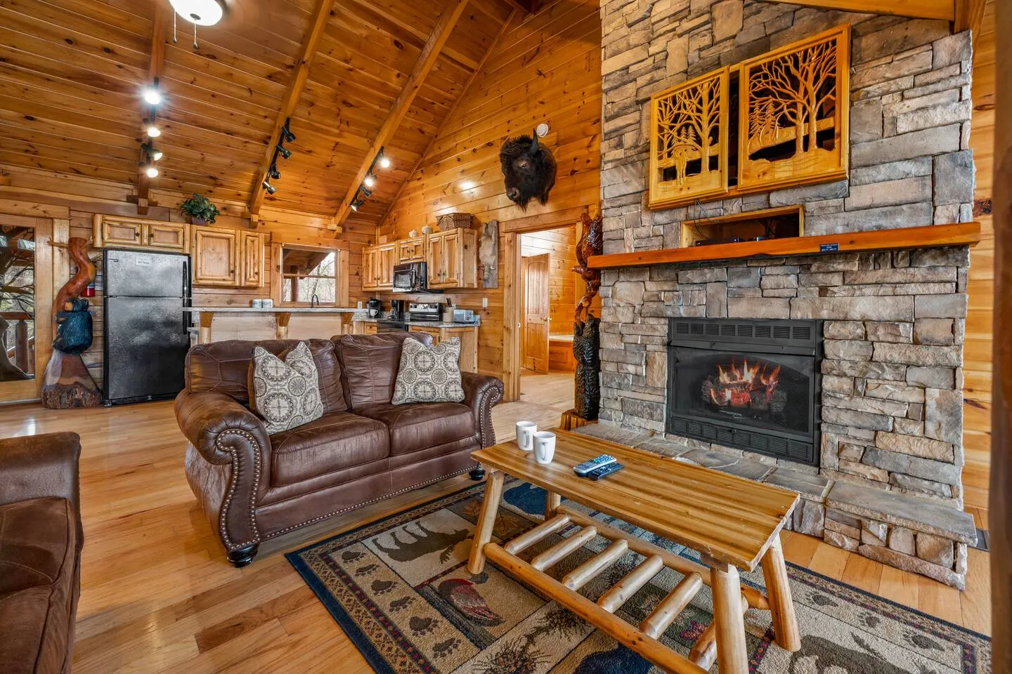 Luxury Cabin 4 King Beds Jacuzzi in Each Room 13