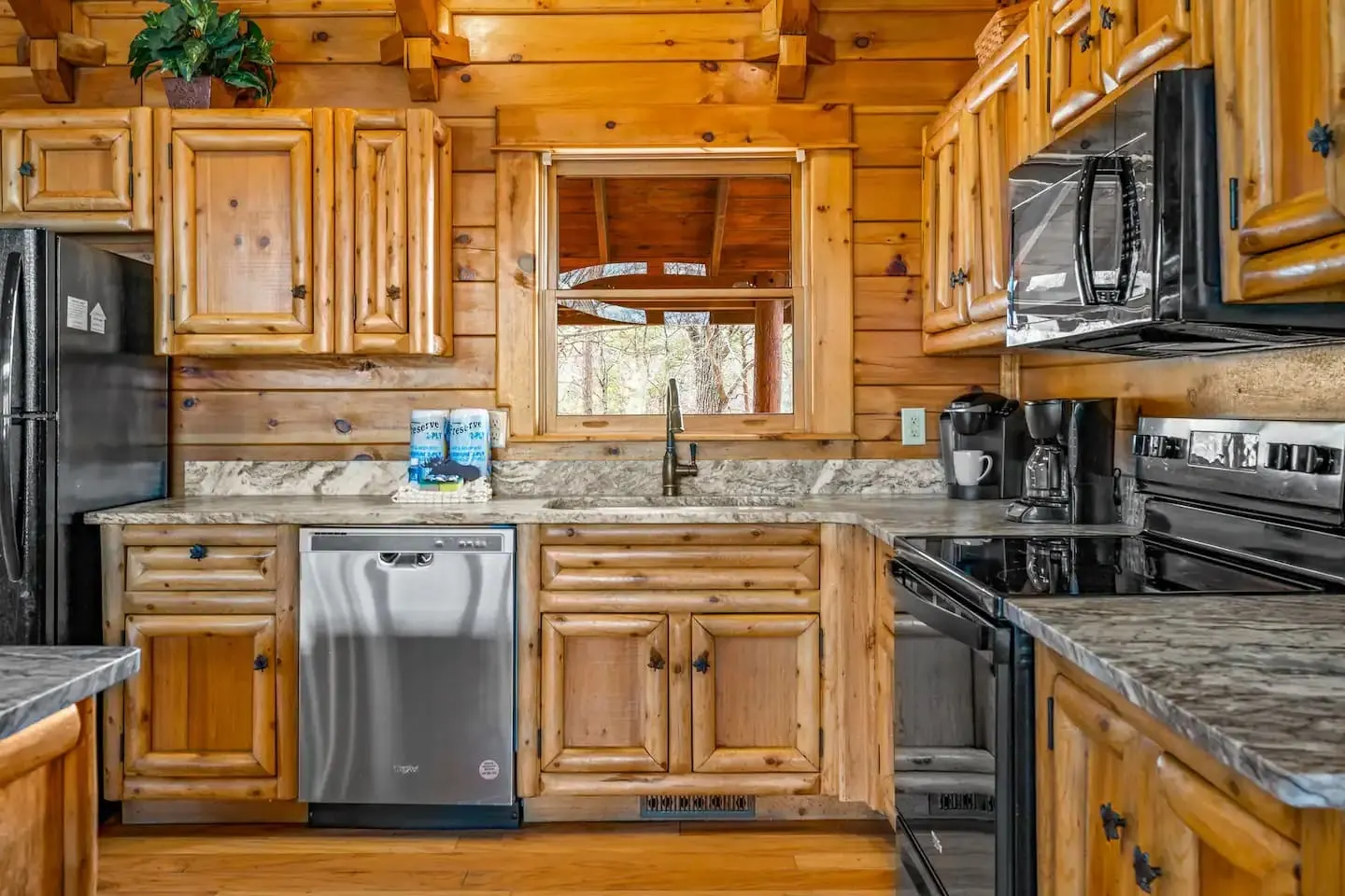 Luxury Cabin 4 King Beds Jacuzzi in Each Room 15