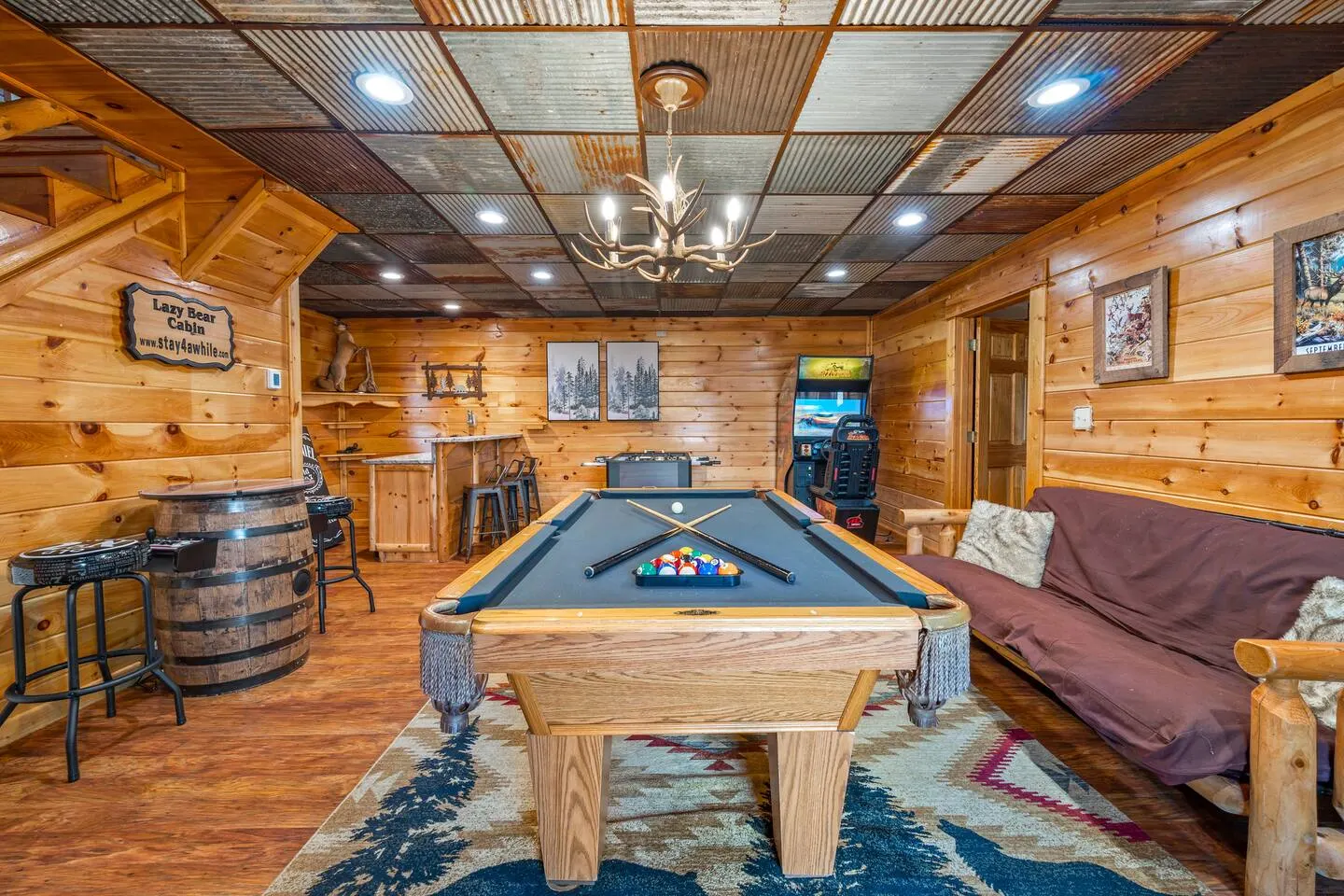 Luxury Cabin • 4 King Beds • Jacuzzi in Each Room — photo 3