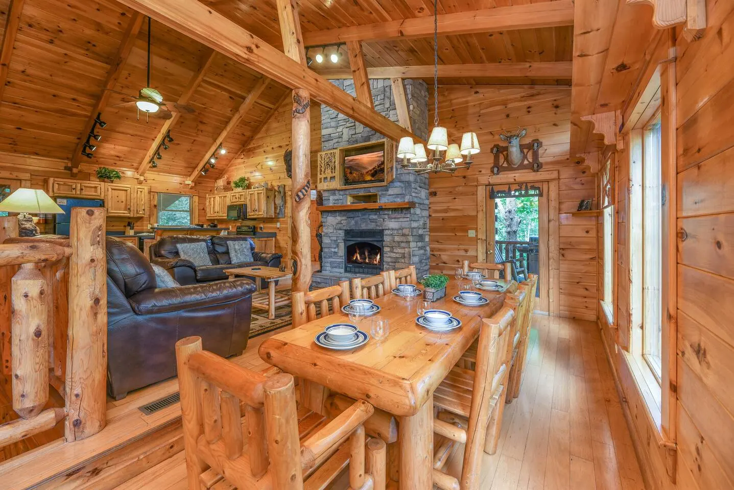 Luxury Cabin • 4 King Beds • Jacuzzi in Each Room — photo 5