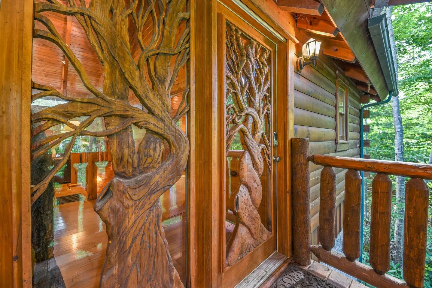 Luxury Cabin 4 King Beds Jacuzzi in Each Room 6