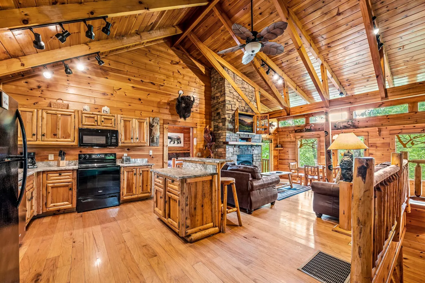 Luxury Cabin 4 King Beds Jacuzzi in Each Room 7