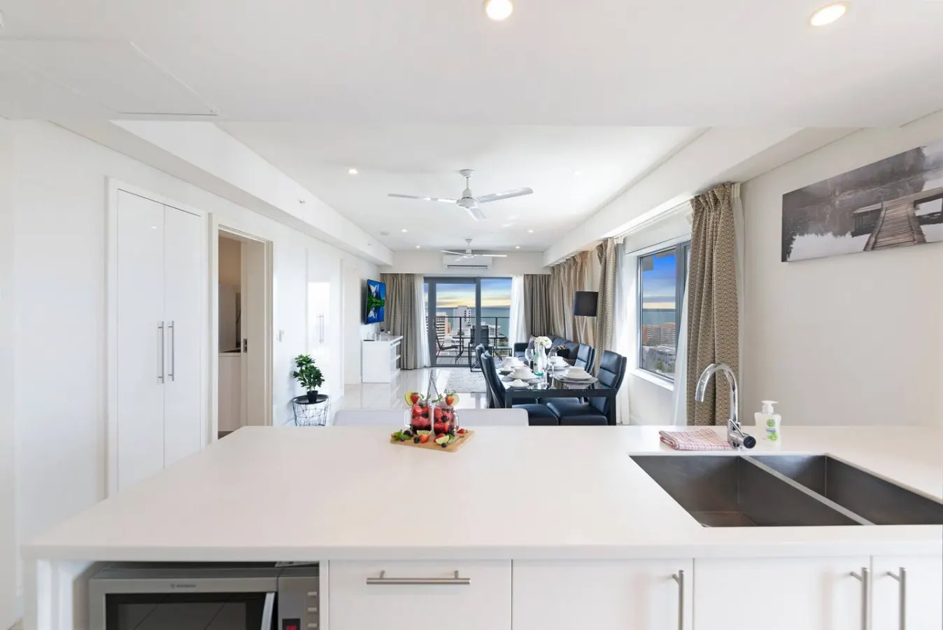 Sunshine Delight: Seaview ~ Pool ~ Gym ~ Balcony — photo 2