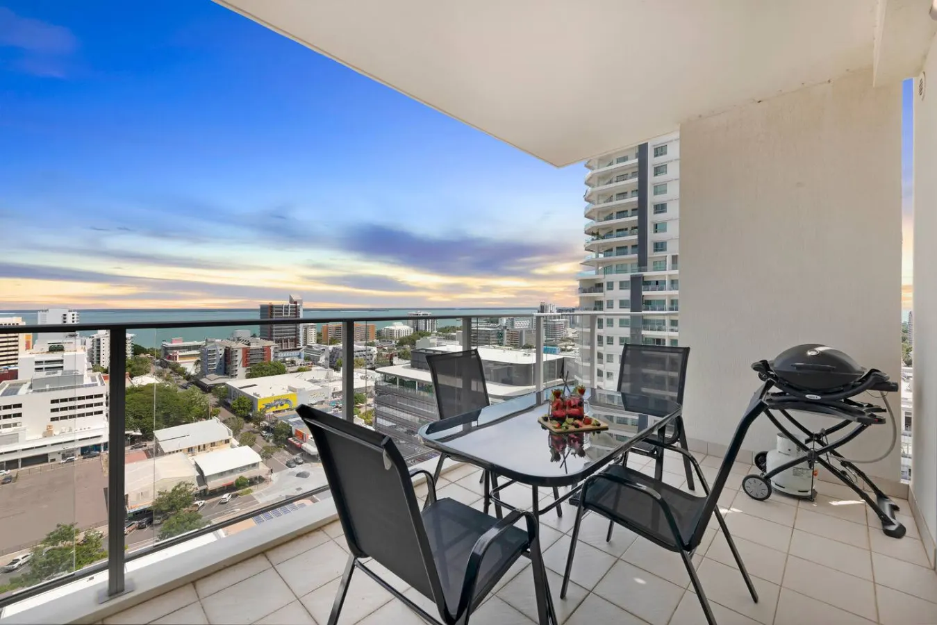 Sunshine Delight: Seaview ~ Pool ~ Gym ~ Balcony 10