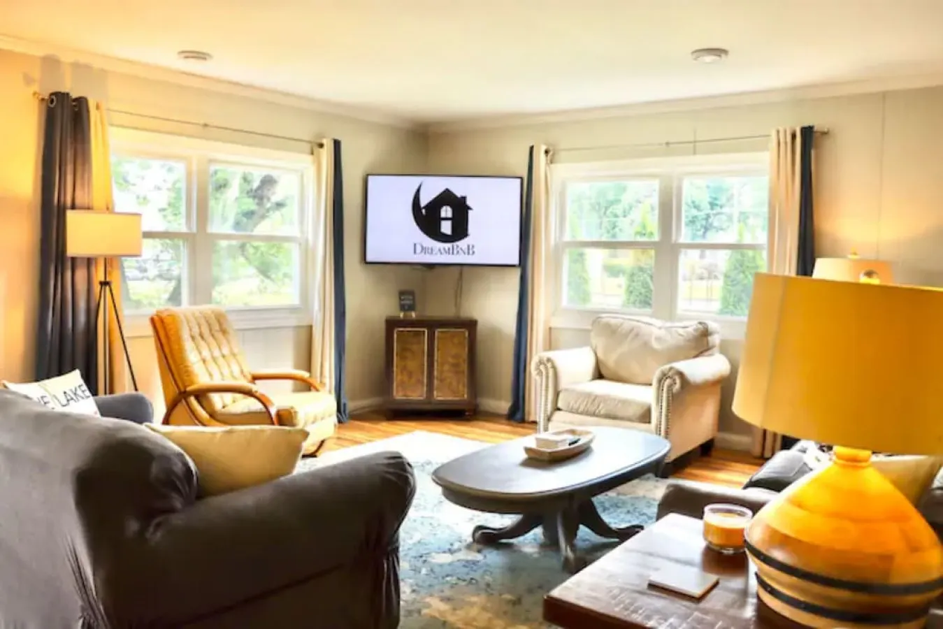 4 bdr Cottage, Edinboro Lake Views, Dogs Welcome