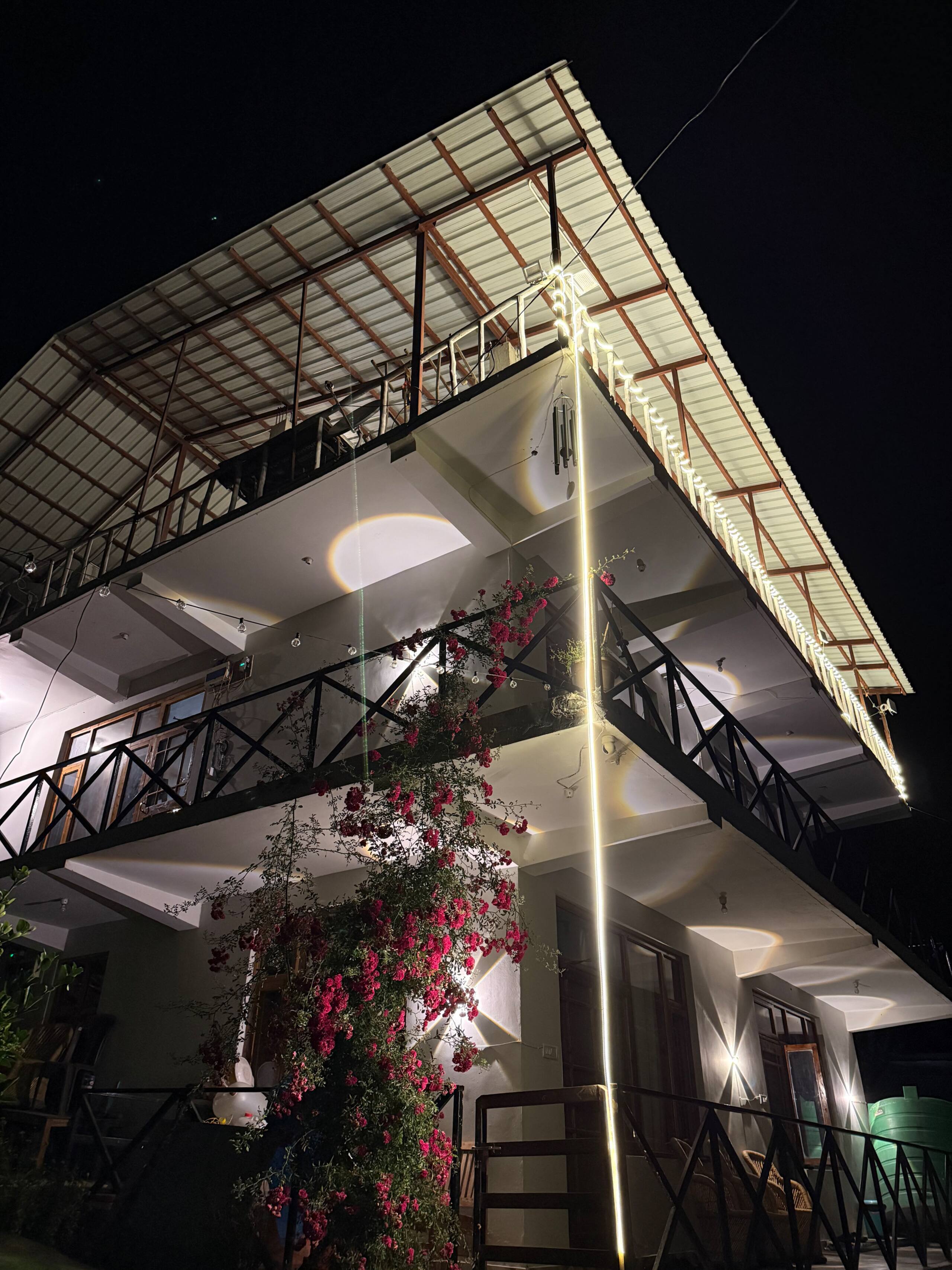 Tarang stays | a premium 4 room set in old Manali 7
