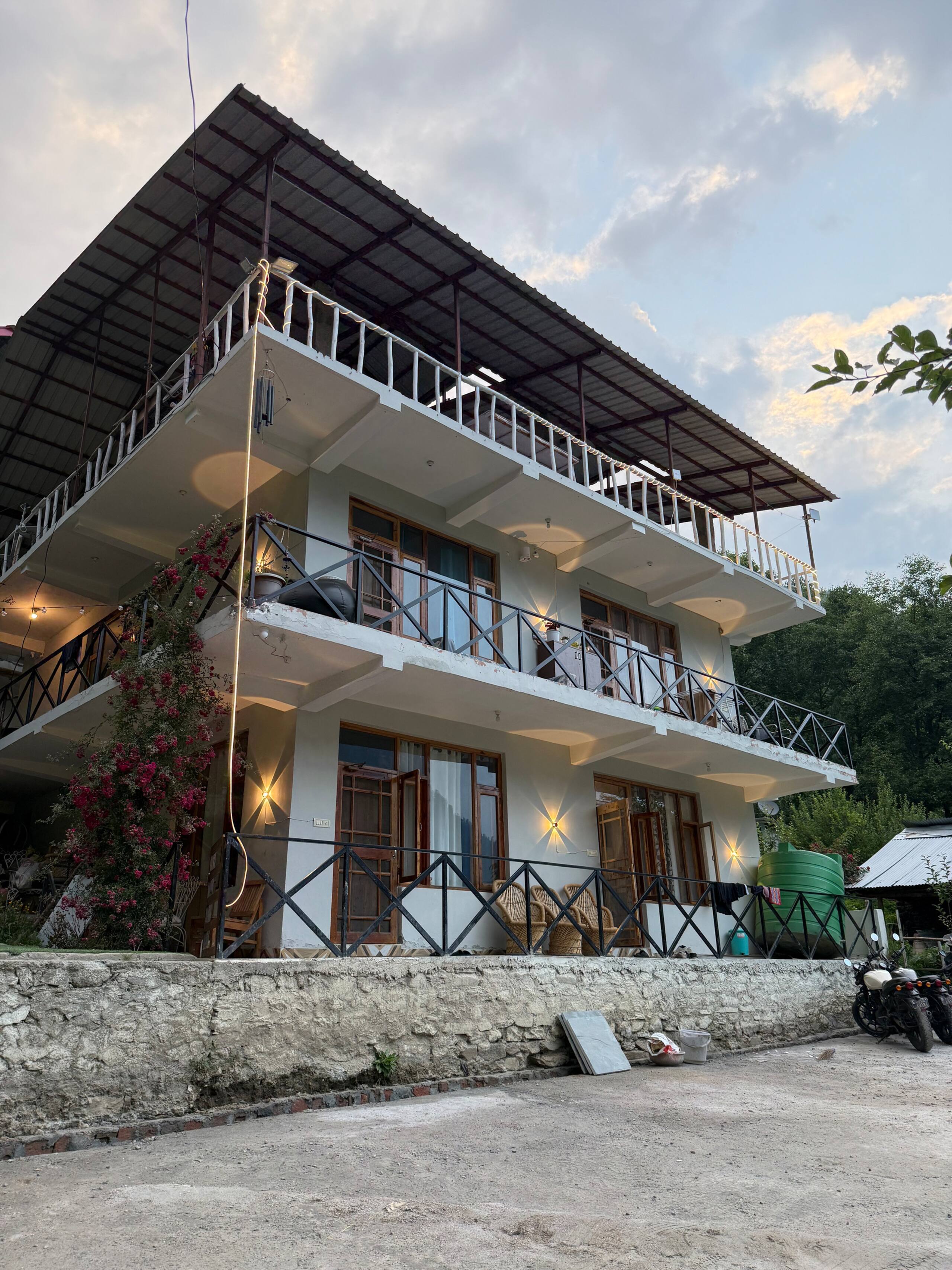 Tarang stays | a premium 4 room set in old Manali 5