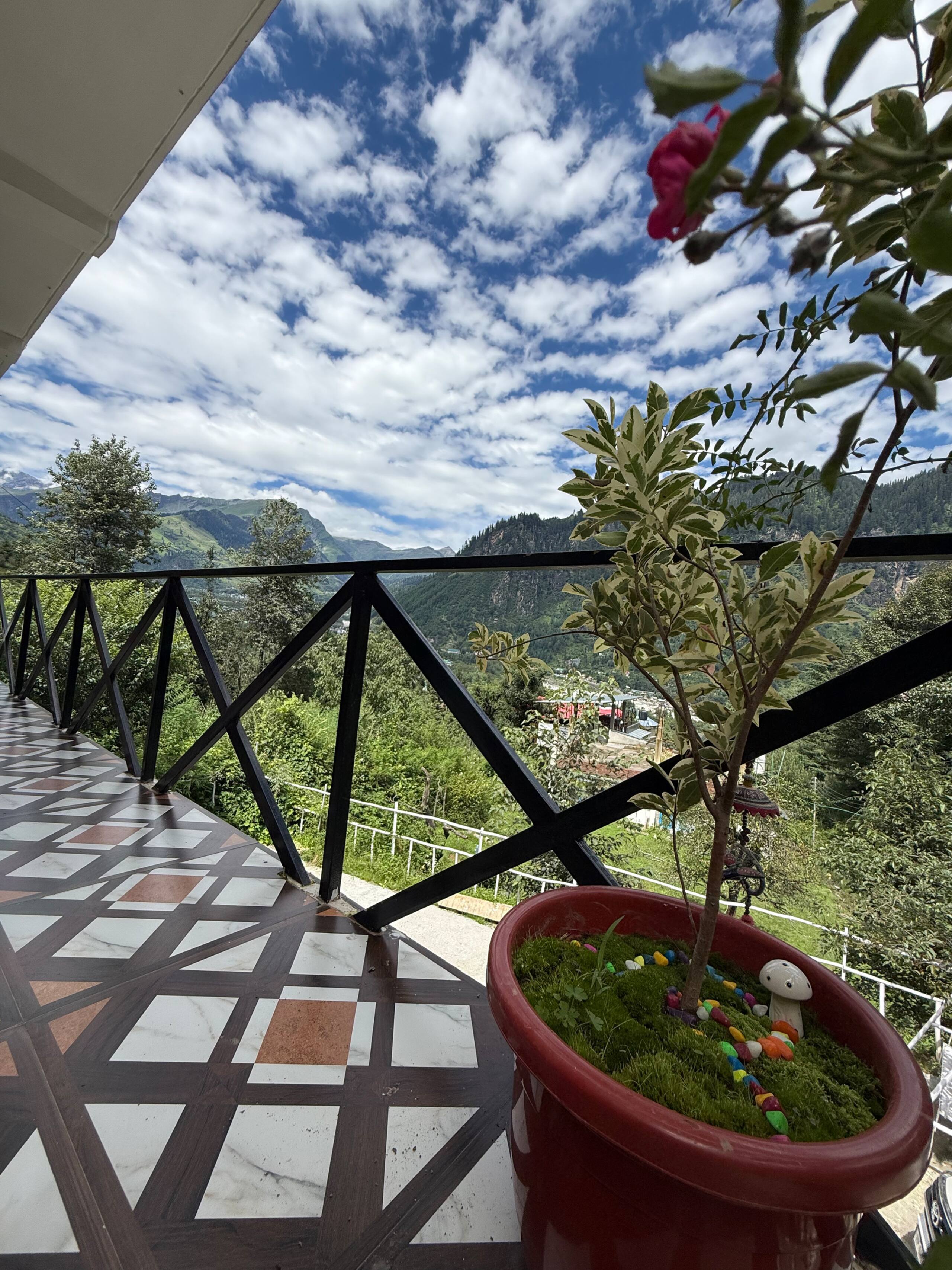 Tarang stays | a premium 4 room set in old Manali 2