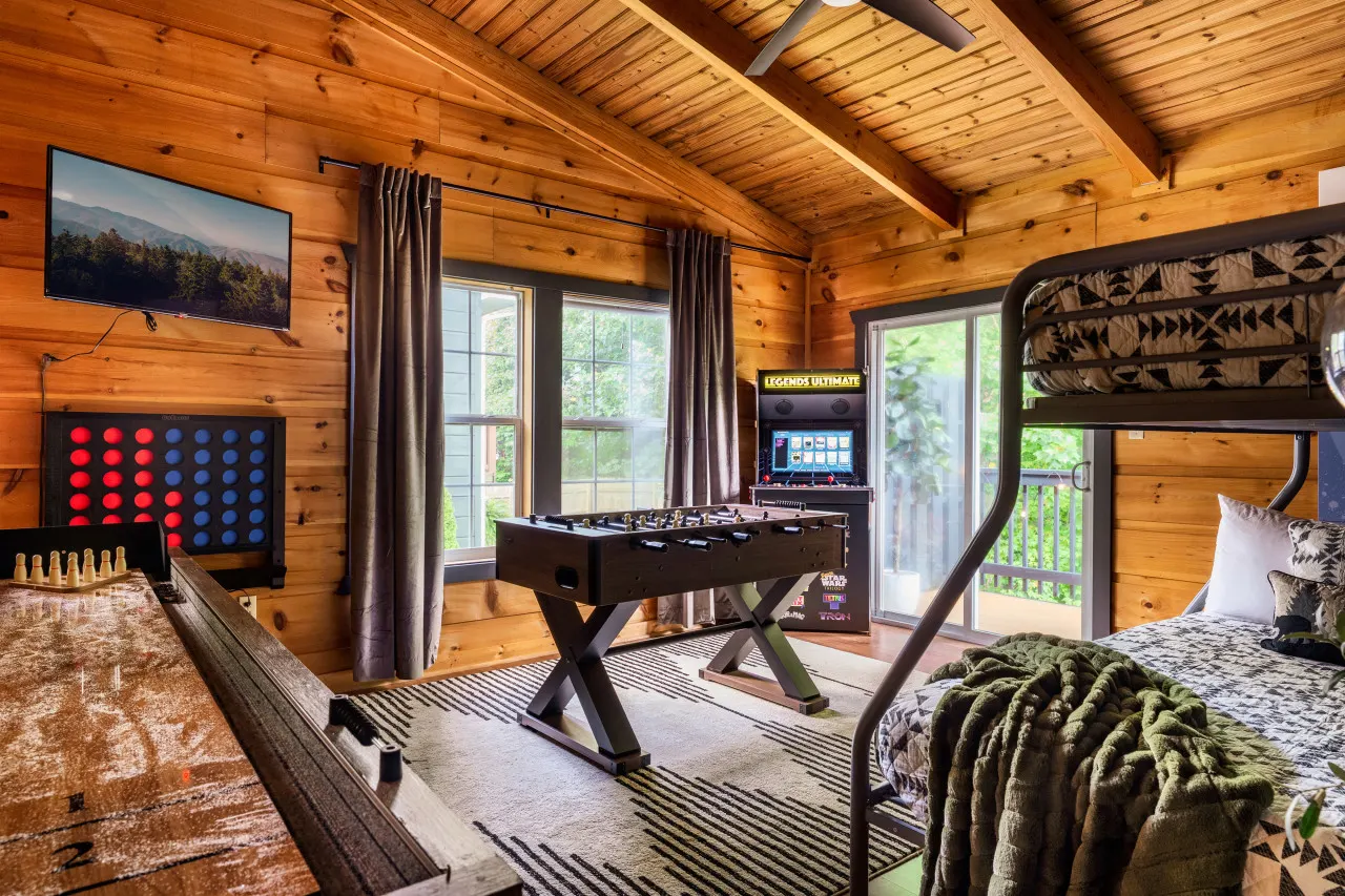 The Copper Bird · Modern Close to Downtown Gameroom Hot Tub Arcade