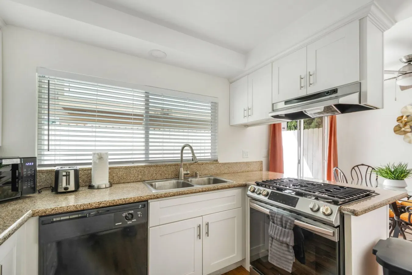 2bd/2bth Nobel Delight, Close To South Coast Plaza — photo 4