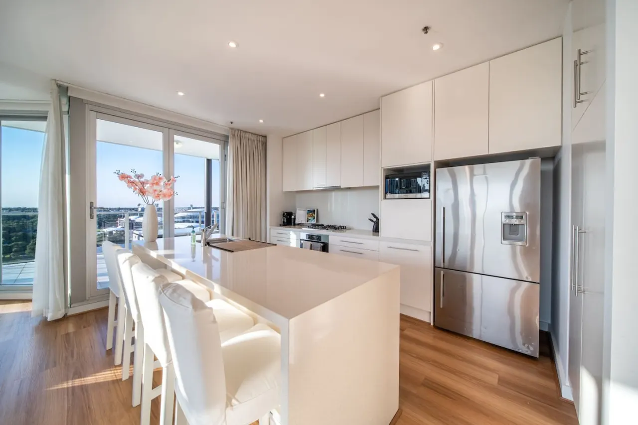 The Views Penthouse—Cityscape & Parkland Scenery — photo 3