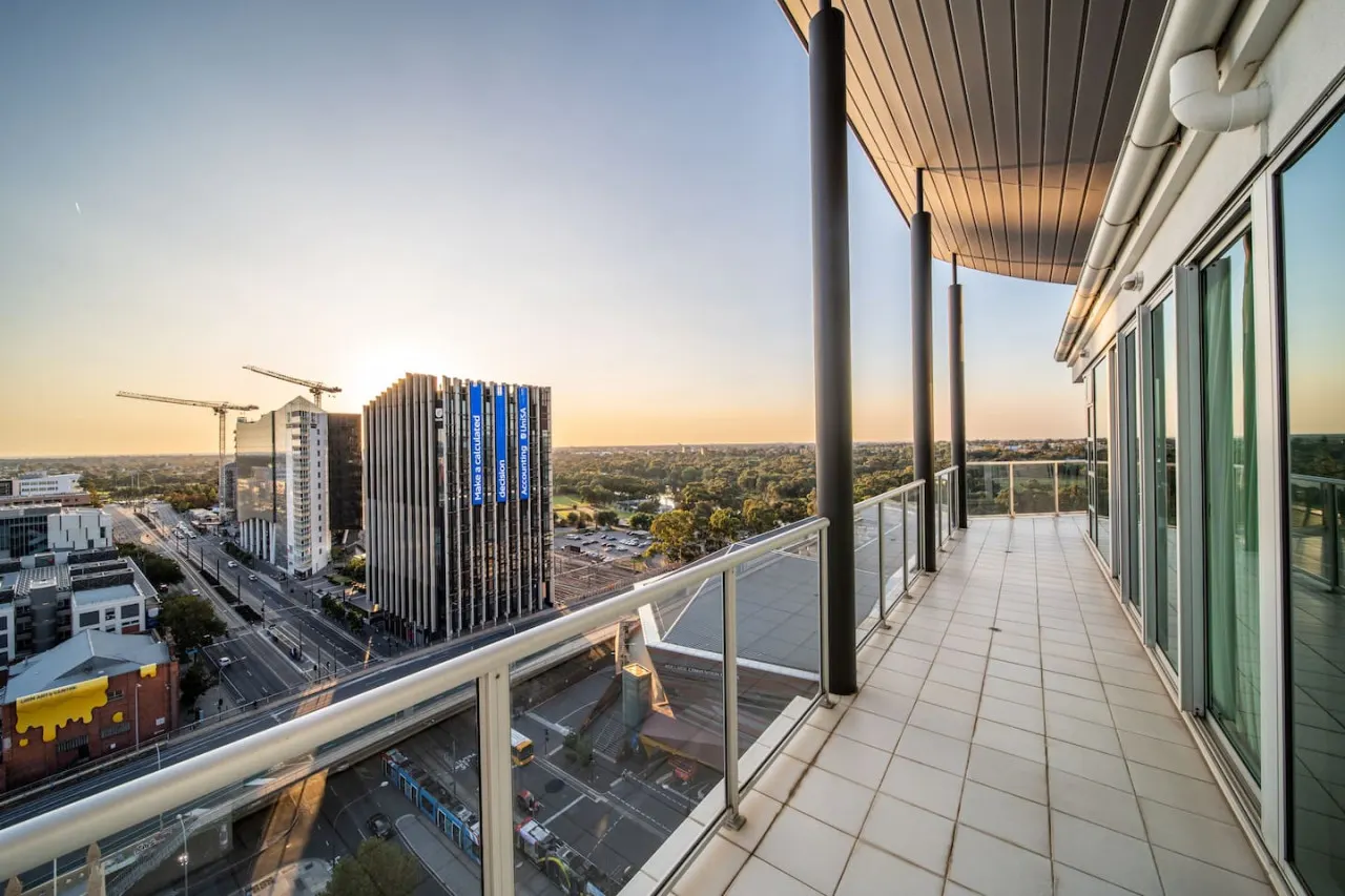 The Views Penthouse—Cityscape & Parkland Scenery — photo 5