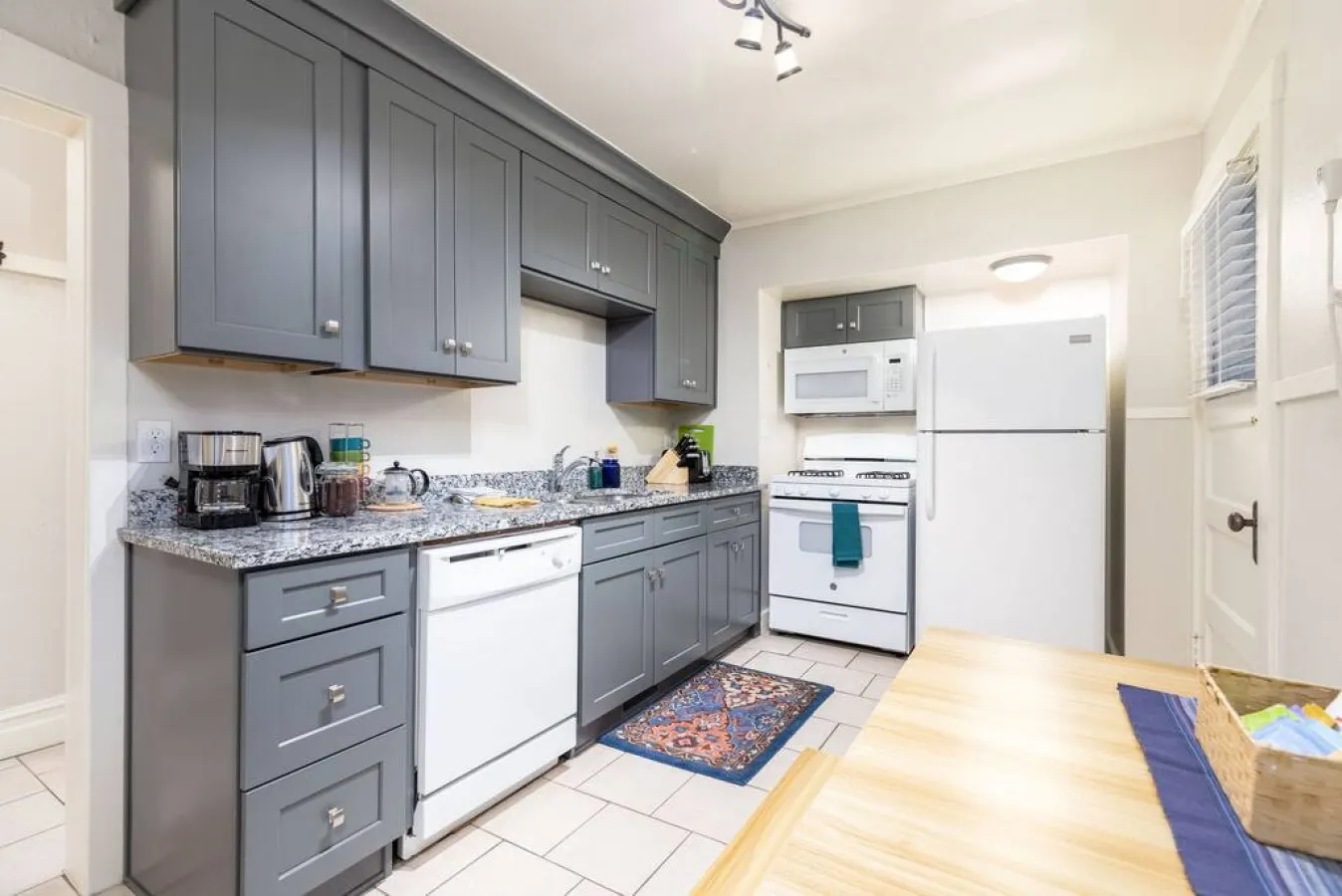 New! - Downtown Private Historic Avenues Apartment 9