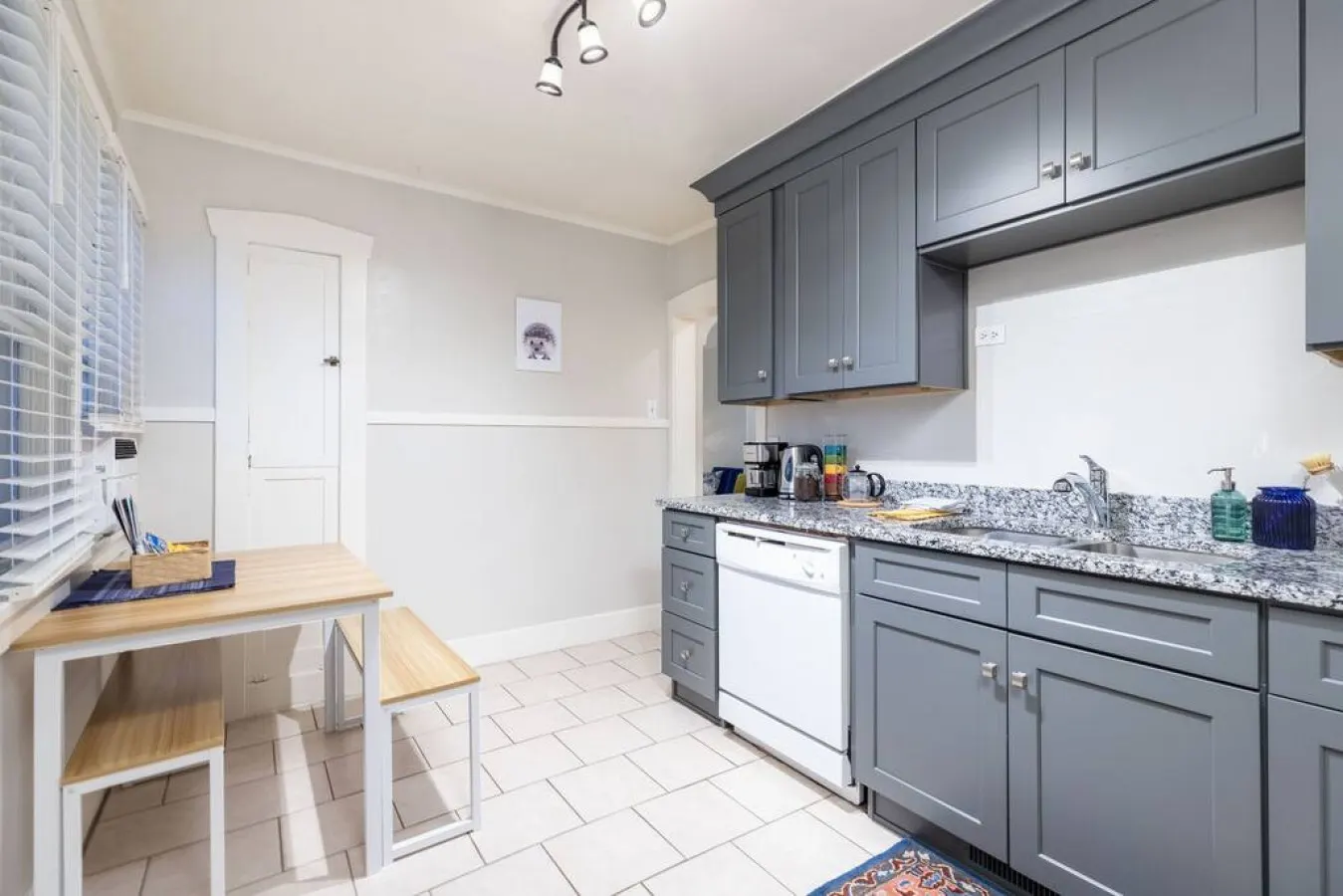 New! - Downtown Private Historic Avenues Apartment 8