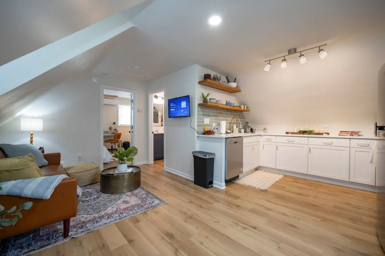 *Whole House* 4-BR Home 2 Kitchens + Free WiFi 1