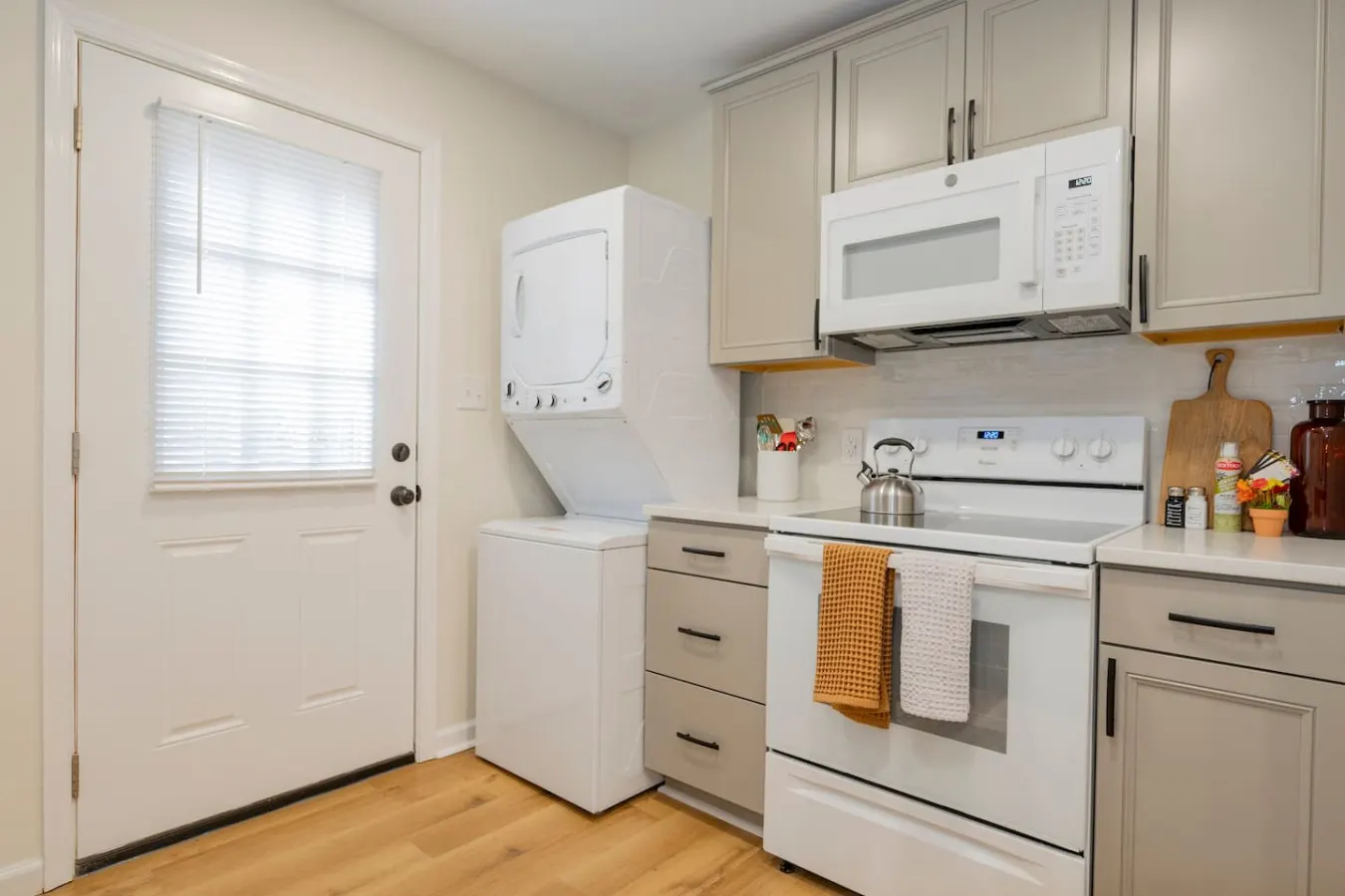*Whole House* 4-BR Home 2 Kitchens + Free WiFi 13