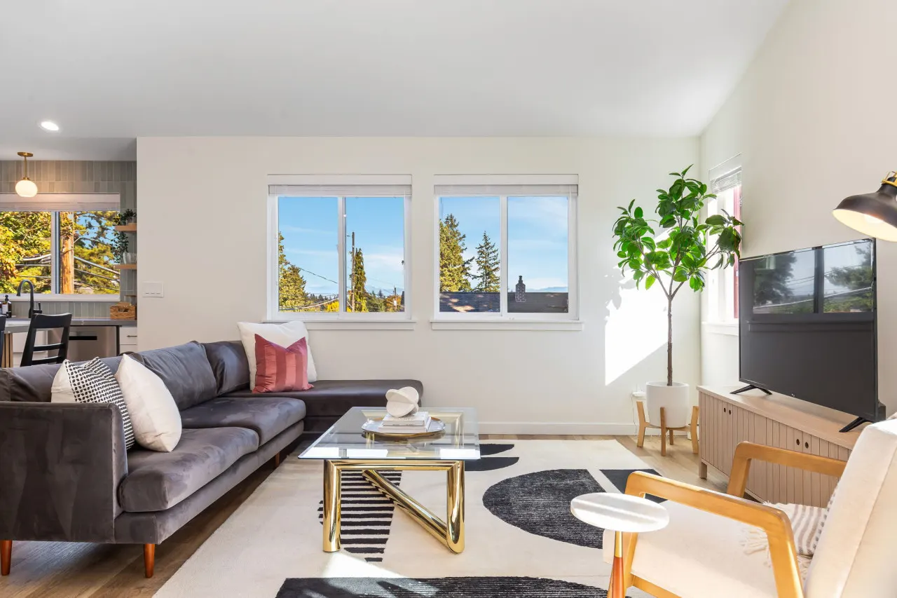 Maple Leaf Retreat 2BD 3B Garage Parking 2
