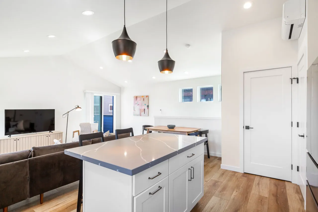 Maple Leaf Retreat 2BD 3B Garage Parking 9
