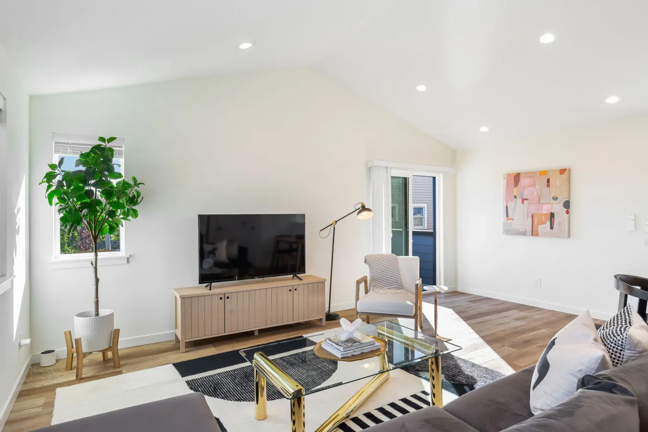 Maple Leaf Retreat 2BD 3B Garage Parking 10