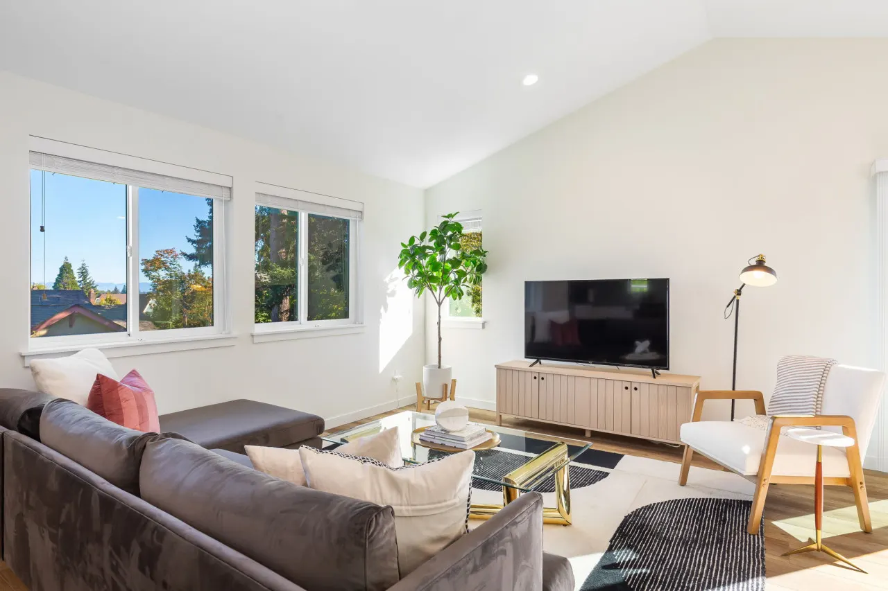 Maple Leaf Retreat 2BD 3B Garage Parking 12