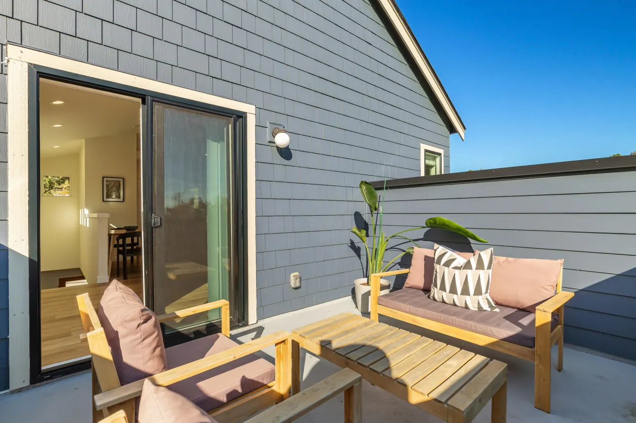 Maple Leaf Retreat 2BD 3B Garage Parking 16