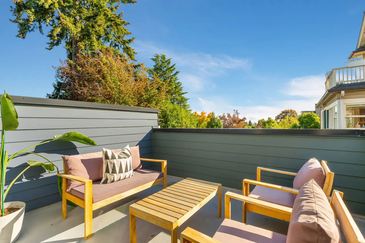 Maple Leaf Retreat 2BD 3B Garage Parking 4