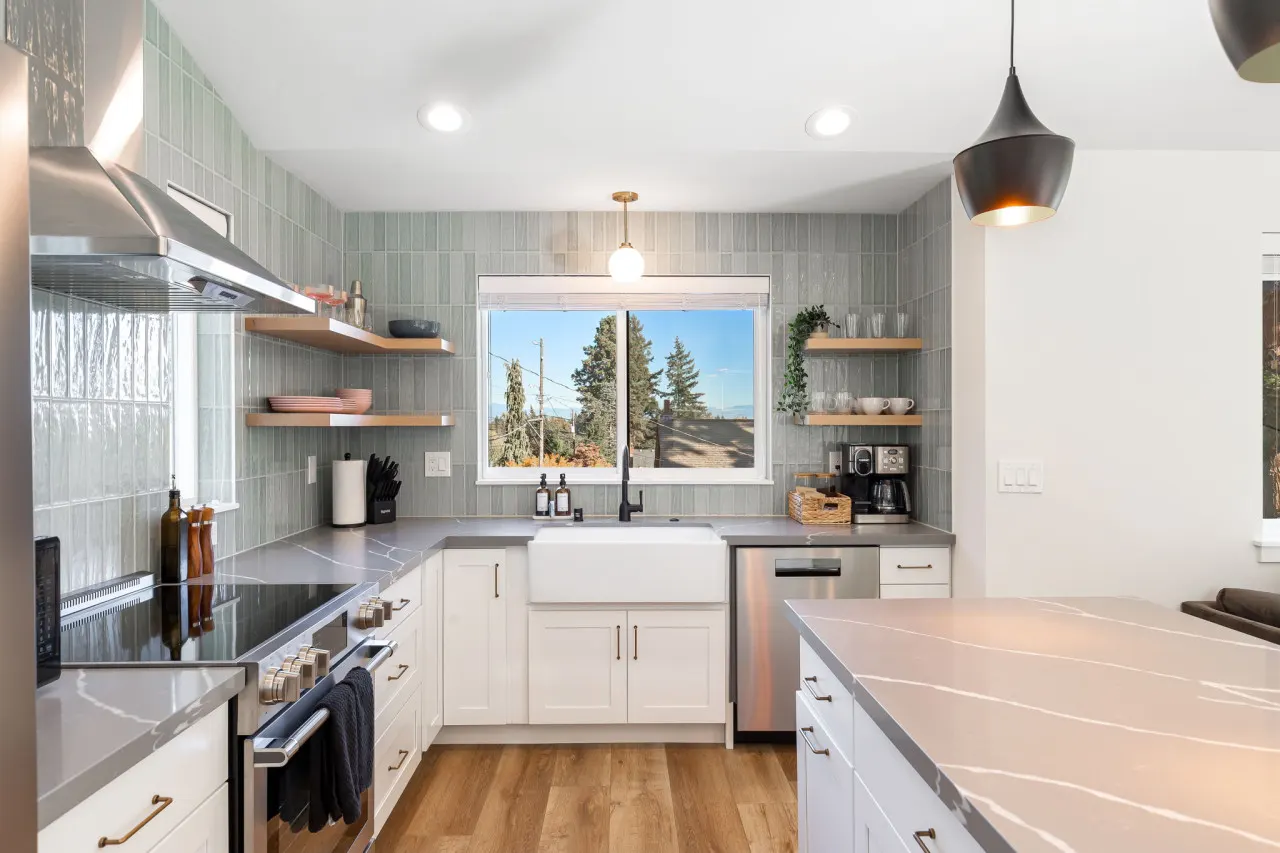 Maple Leaf Retreat 2BD 3B Garage Parking 6