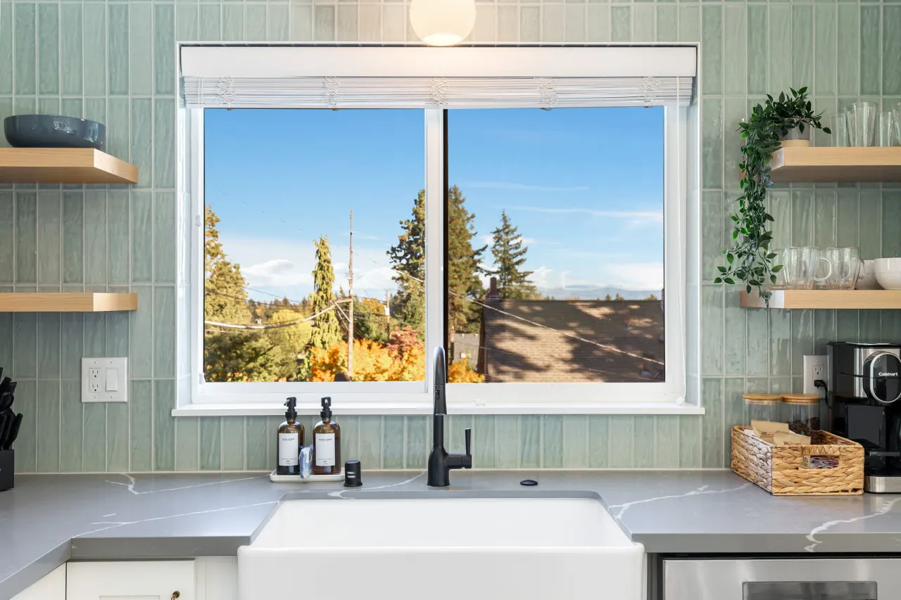 Maple Leaf Retreat 2BD 3B Garage Parking 8